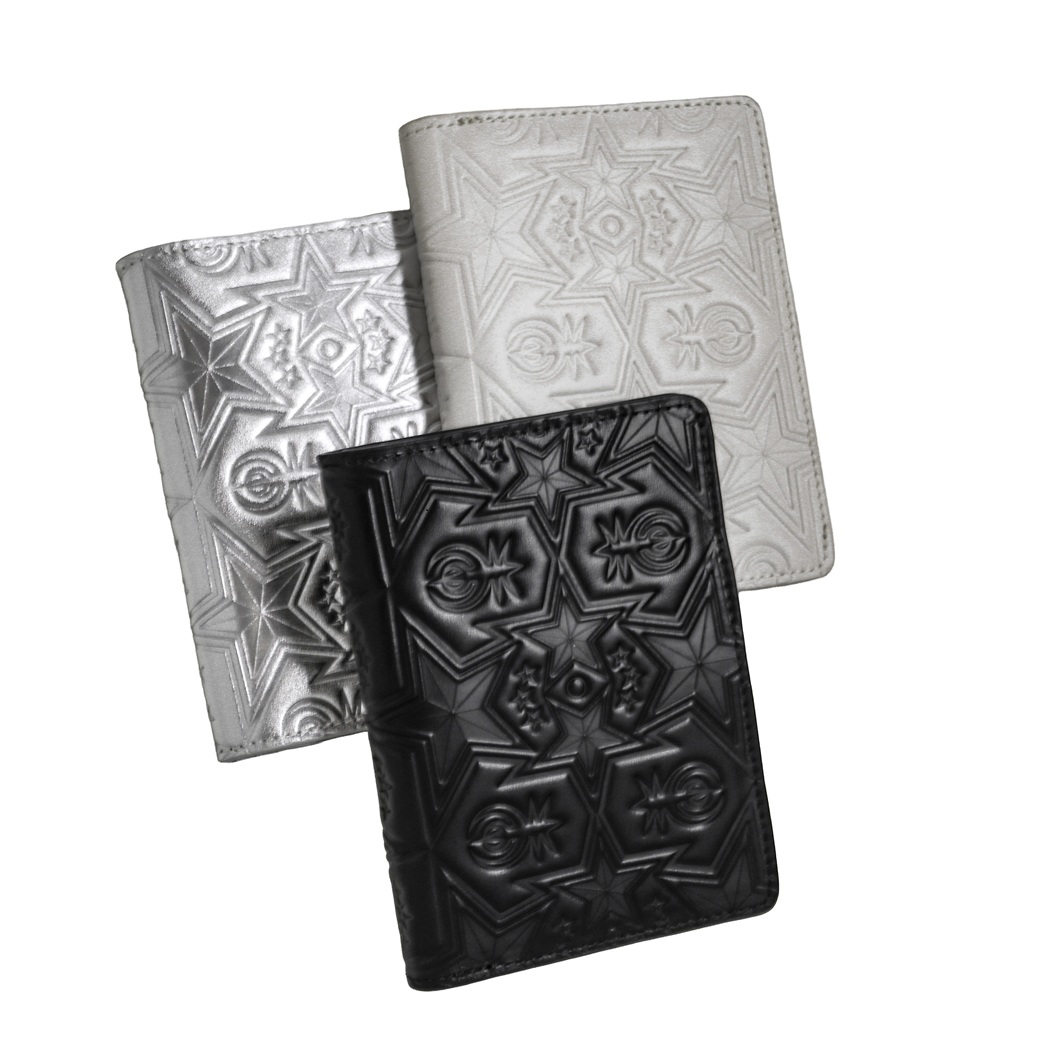 【GIFT WITH PURCHASE ONLINE】LEATHER PRINTED LOGO PASSPORT HOLDER - BLACK