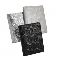 【GIFT WITH PURCHASE ONLINE】LEATHER PRINTED LOGO PASSPORT HOLDER - SILVER